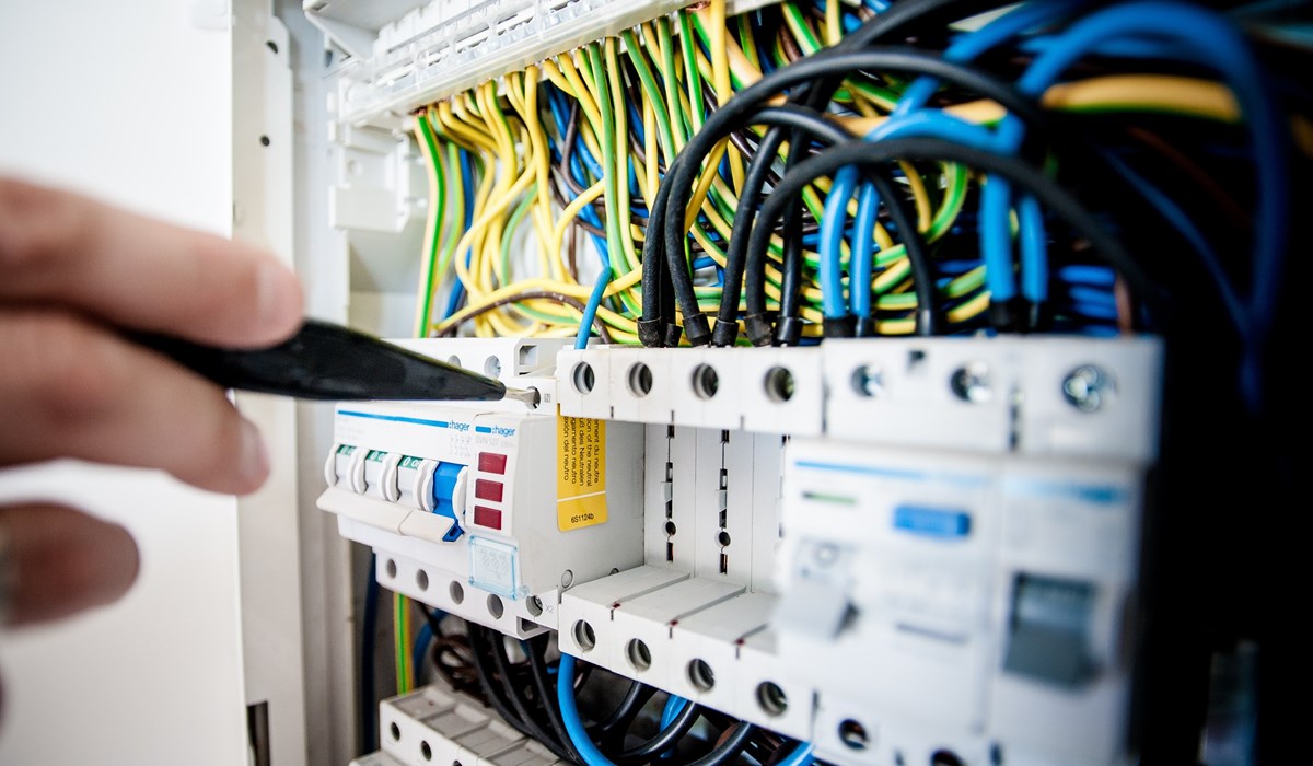 cables-close-up-computer-257736.jpg